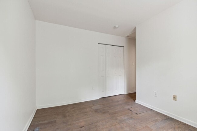 Building Photo - Really Cool, Spacious 3br Townhome with De...