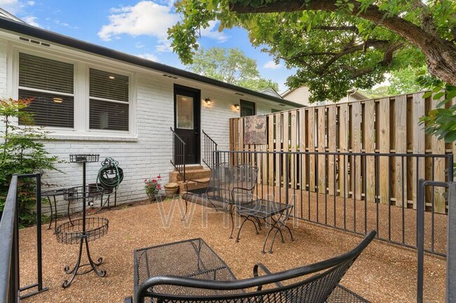 Building Photo - 258 Carriage Dr