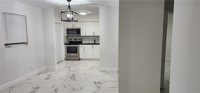 Building Photo - $2,350MONTHLY;900 SW 11TH ST #3 HALLENDALE...