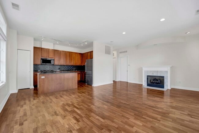 Building Photo - 330 N Clinton St