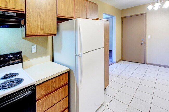Building Photo - 2 BED 1 BATH UPPER LEVEL APARTMENT