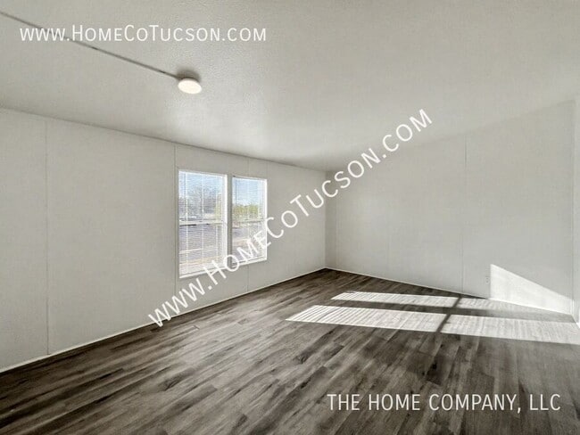 Building Photo - 5717 S Stewart Blvd