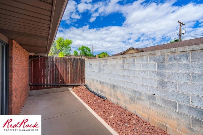 Building Photo - Remodeled 2 Bedroom Townhome. Pet Friendly!