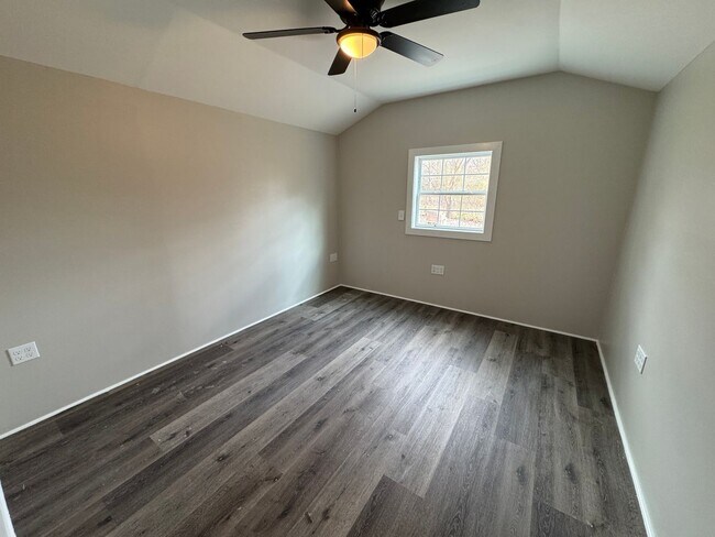 Building Photo - Tiny Home in Newark! Small dog allowed