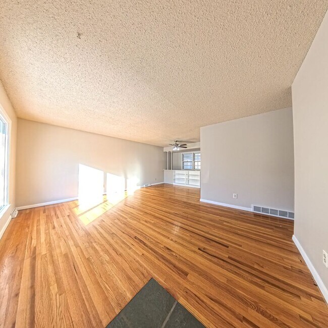 Building Photo - Spacious 3-Bedroom, 1-Bath Ranch - South Side Location
