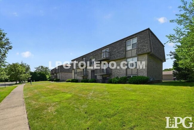 Building Photo - 811 Hilltop Ln