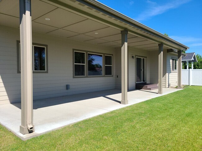 Building Photo - Beautiful Custom 3 bedroom 2 bath Home for...