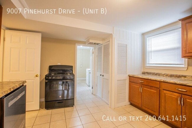 Building Photo - 9007 Pinehurst Dr