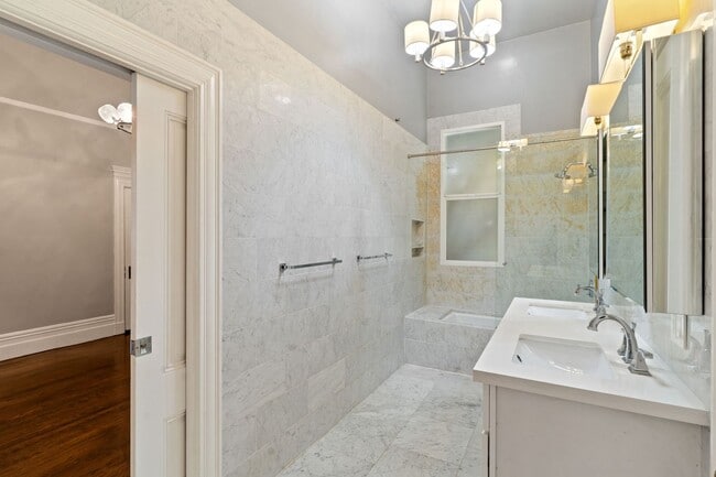 Building Photo - 2 Bed, 2 Bath Victorian Style Condo with M...