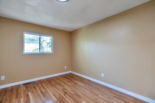 Building Photo - 1107 E 15th Ave