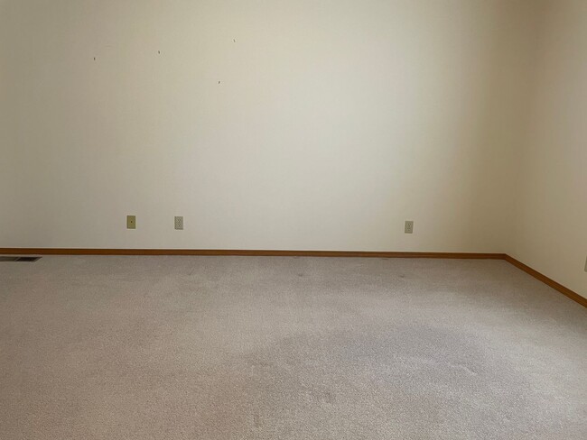 Building Photo - Cozy Home Feel, One Floor Living, Great Ba...