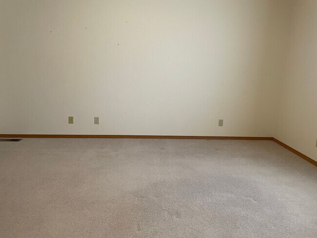 Building Photo - Your Cozy New Home Awaits in Quincy!