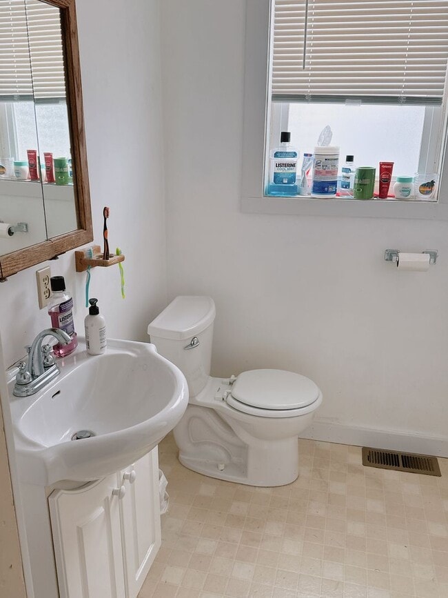 Building Photo - PRELEASING:  5 bdrm/3 bath on High Street!