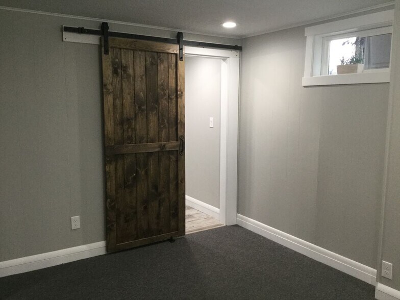 Building Photo - 2194-4300 4300 S St