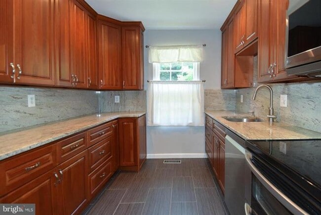 Building Photo - Set within the sought after community of Runnymeade, this beautifully maintained townhome offers ...