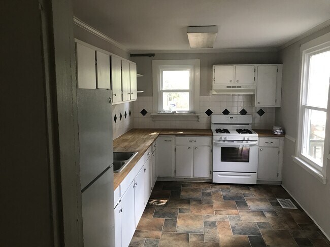 Building Photo - 327 S Laurel St