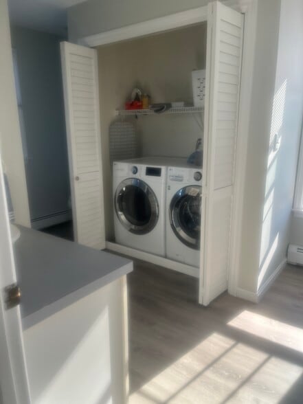 Building Photo - 561 North End Blvd