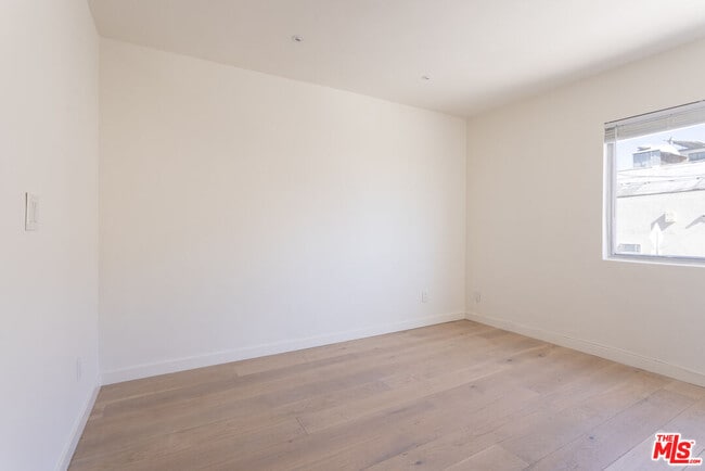 Building Photo - 1313 Ocean Front Walk