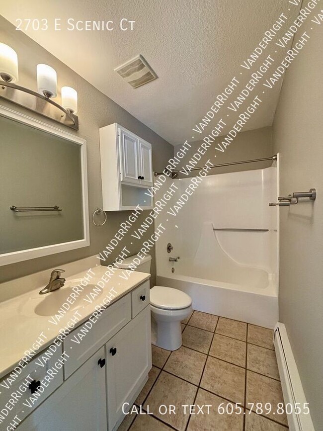 Building Photo - 2703 E Scenic Ct
