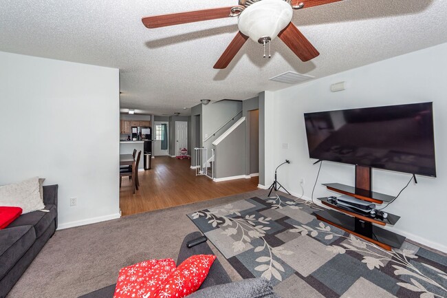 Building Photo - 5 Bedroom 3 Bath Home in Moss Grove Planta...