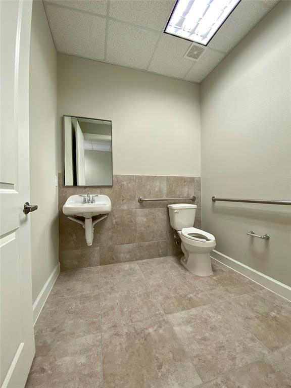 Building Photo - 633 E Fernhurst Dr