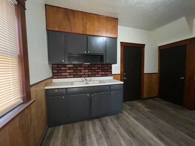 Building Photo - 4091 E 56th St