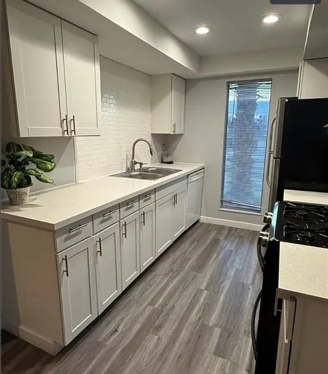 Building Photo - 3152 S Eastern Ave