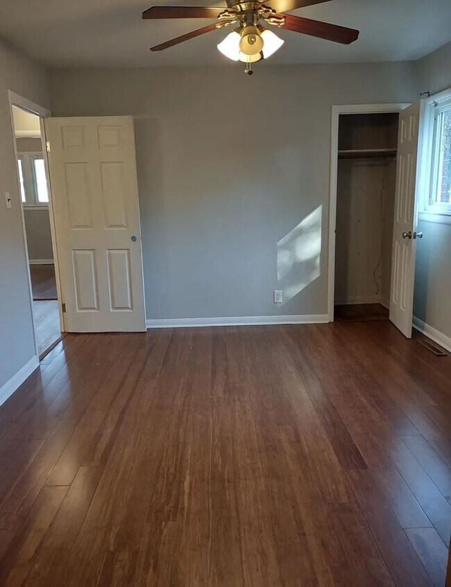 Building Photo - Updated 3 bedroom home located off Bardsto...