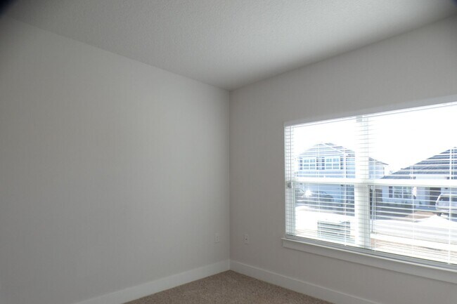 Building Photo - 4-Bedroom Home - Community Pool