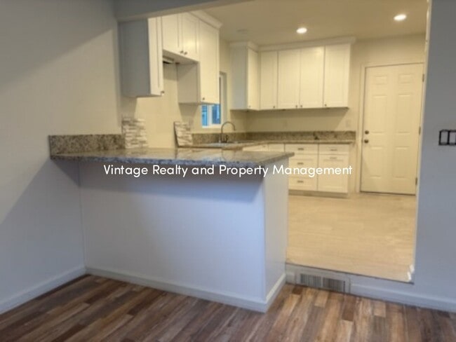 Building Photo - Back On The Rental Market Great Single Story Three Bedroom Home!!!