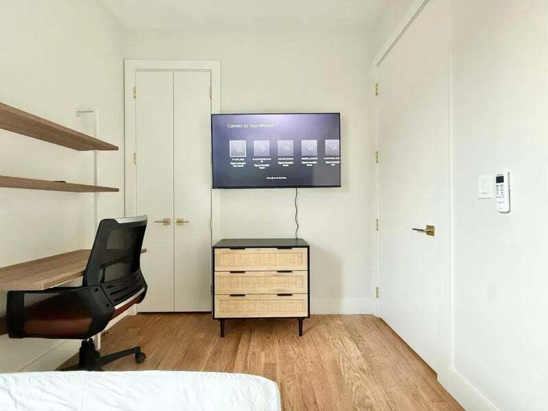 Building Photo - Furnished room/NOT APARTMENT