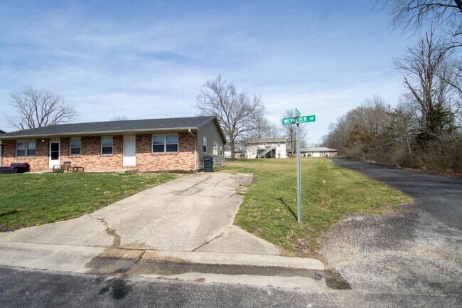 Building Photo - 3711 Weymeyer Dr