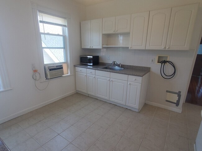 Building Photo - 26 Buttonwood St