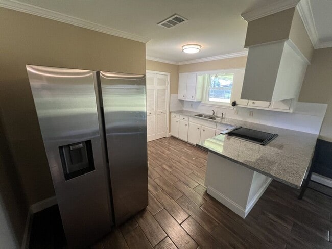 Building Photo - Beautiful 3-Bedroom, 1.5-Bath Home in Bake...