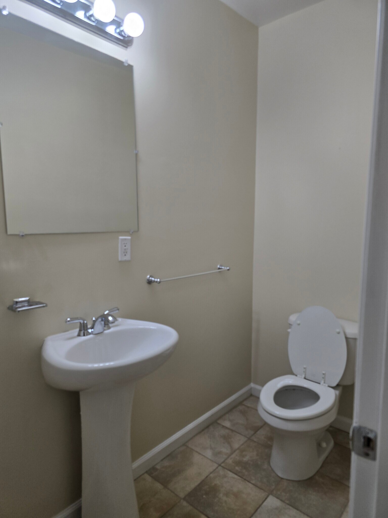 Building Photo - 1118 S Charles St