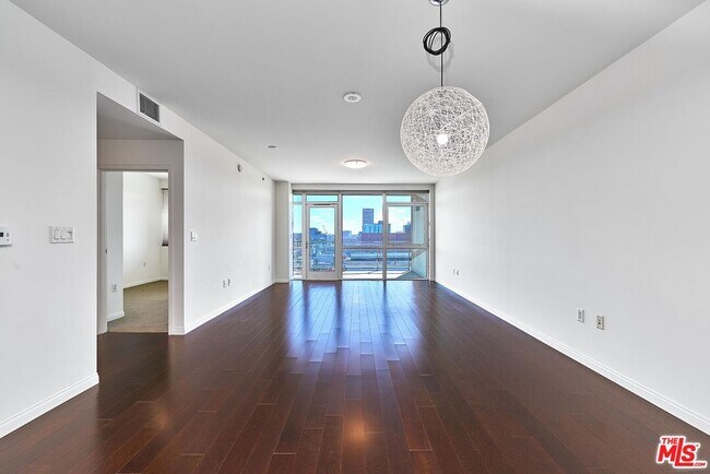 Building Photo - 3785 Wilshire Blvd