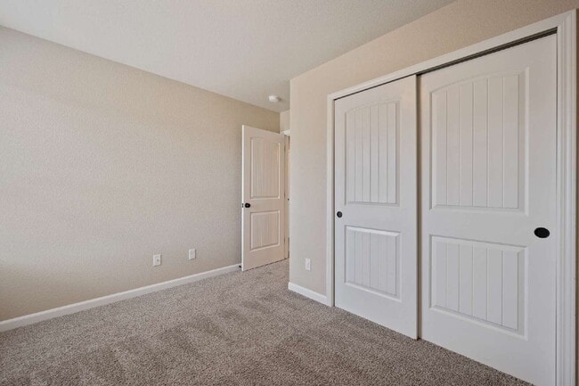 Building Photo - Like New Single Family Home!