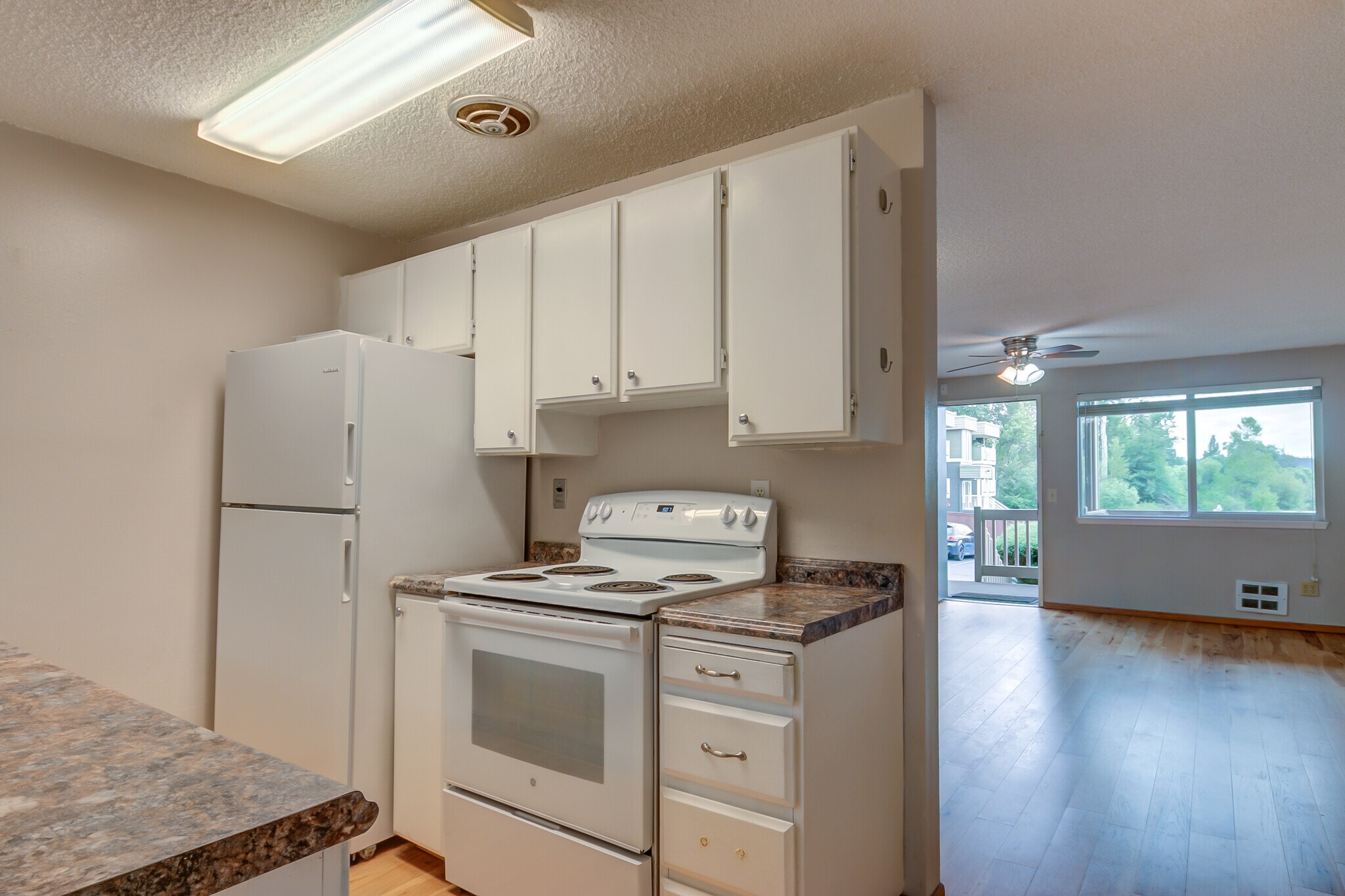 Building Photo - 4050 W Lake Sammamish Pky NE