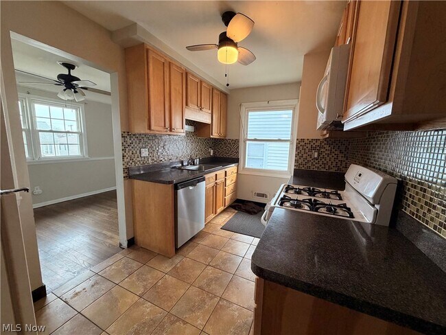 Building Photo - 3023 Torrington Ave