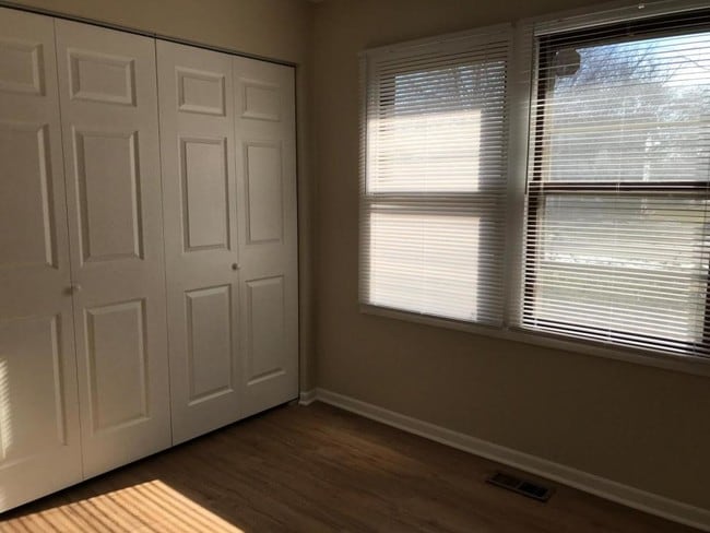 Building Photo - 2372 Crescent Ln S