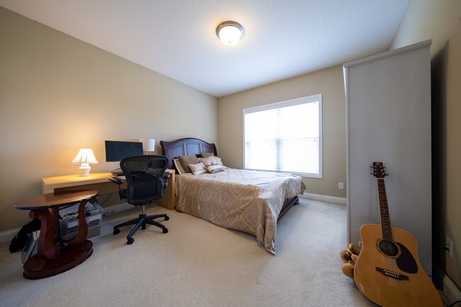 Building Photo - 727 Aster Rd