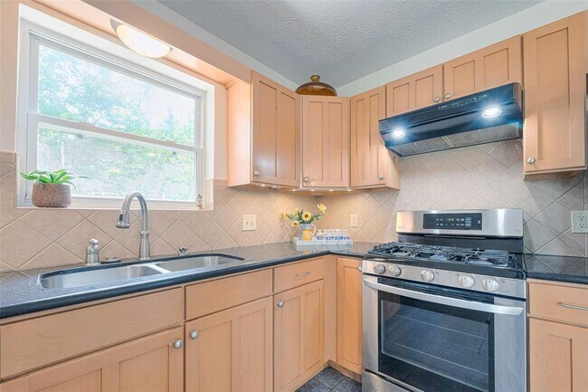 Building Photo - 5115 Kingfisher Dr