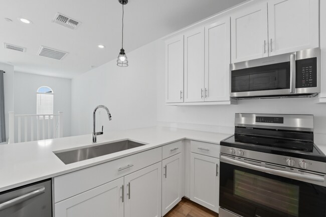 Building Photo - Like Brand New Luxurious Modern 3 Bedroom 2 Bath Townhome in Warner Meadow – Rare Rental Opportun...