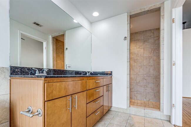 Building Photo - 1312 Live Oak St