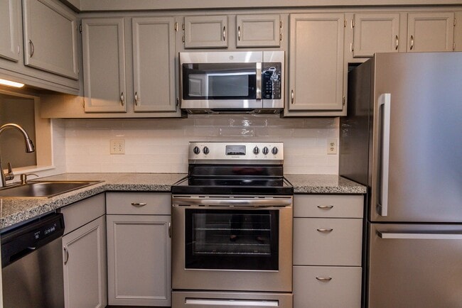 Building Photo - 3 Bedroom 2 Bath End Unit!
