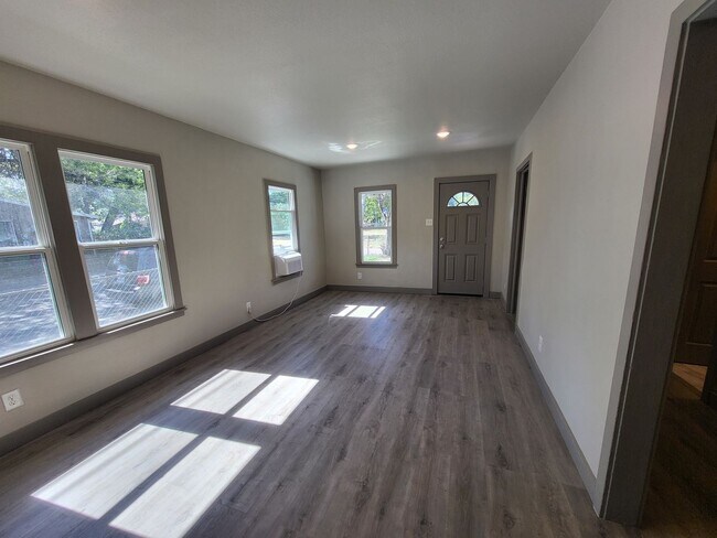 Building Photo - Completely Remodeled and Ready for Move-In