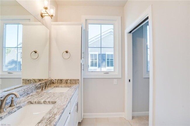 Building Photo - Like-New Two-Unit Condo in Sought-After Ch...