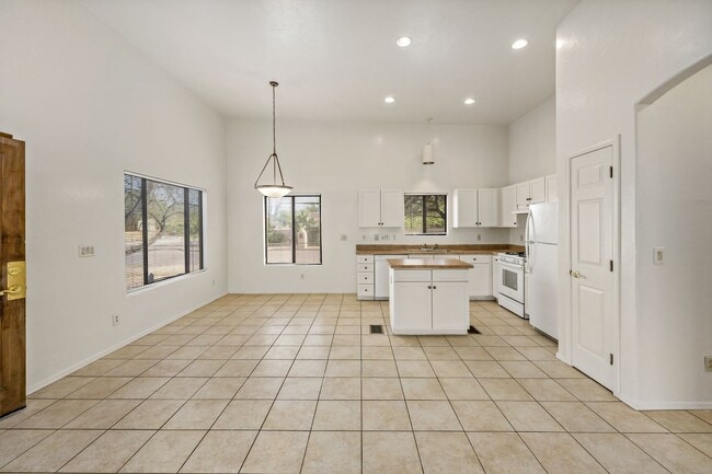 Building Photo - 4 bedroom home in Central Tucson