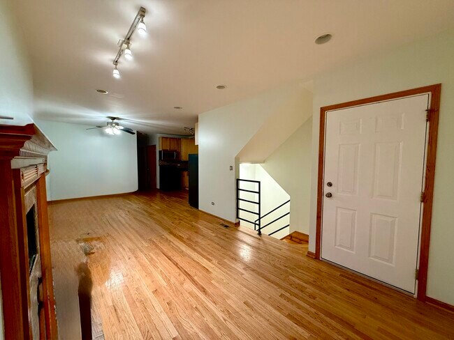 Building Photo - 2207 W Warren Blvd