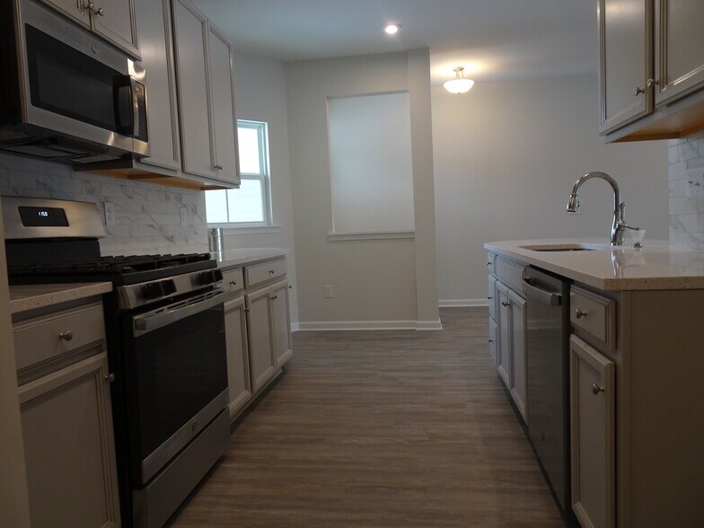 Building Photo - 185 Sandstone Cir